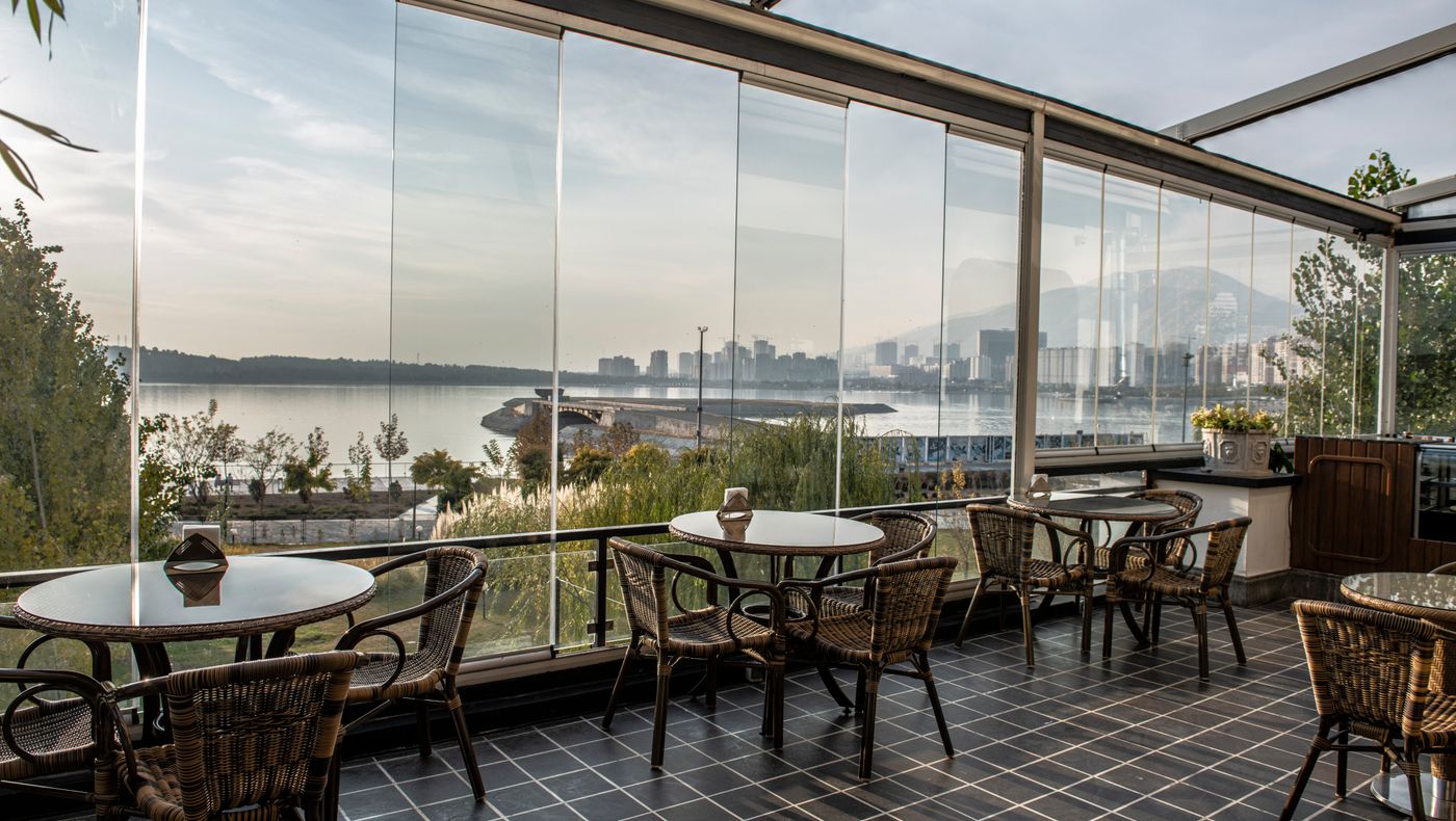 Cam sistemlerle kapatılmış, dört mevsim kullanılan kafe terası